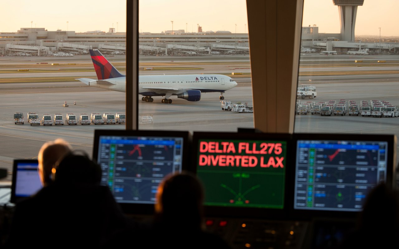Delta Flight DL275 Diverted LAX